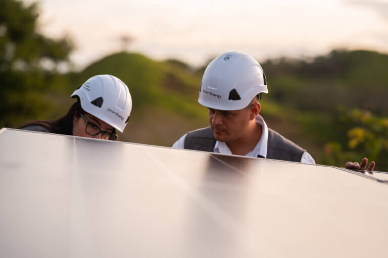 ¿Cuáles son los costos asociados a un proyecto solar?